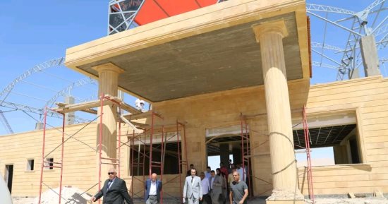 محافظ الوادي الجديد يتفقد الموقف الإنشائي لنادي الهجن بالخارجة 