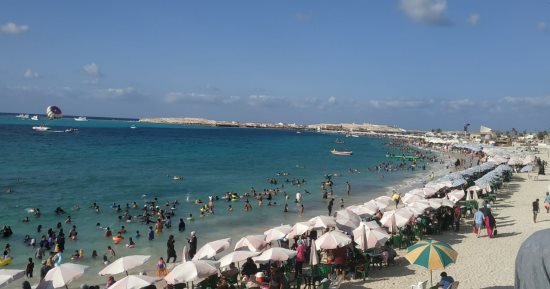 مياه صافية وهواء عليل.. مصيف مطروح يجذب عشاقه وزحام بالشواطئ