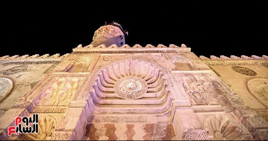 أسرار القاهرة.. "الجامع الأقمر" أصغر مساجد المحروسة وصاحب أقدم واجهة حجرية عمرها 900 عام.. شيد فى عصر الخليفة الآمر بأحكام الله أبى على منصور عام 519هـ.. وتم تطويره فى عهد الرئيس السيسي بتكلفة 14 مليون جنيه