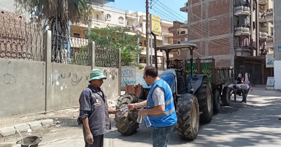 متطوعو حياة كريمة بكفر الشيخ يوزعون الماء المثلج على العمال والمواطنين.. صور