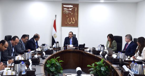 رئيس الوزراء يتابع موقف المجمعات الصناعية بالمحافظات.. 17 مجمعا صناعيا على مستوى الجمهورية.. وإقليم الصعيد يستحوذ على 51% من الوحدات الصناعية بها.. وعدد وحدات المُجمعات بالمرحلتين الأولى والثانية 2490 وحدة
