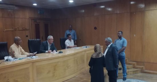 محافظ الأقصر يتلقى شكاوى المواطنين بفعاليات اليوم المفتوح الأسبوعى