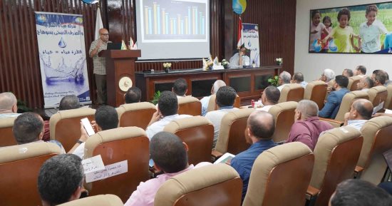 رئيس مياه سوهاج يستعرض موقف ترشيد الطاقة الكهربائية بمحطات مياه الشرب