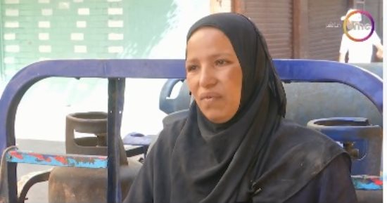 شيالة الحمول.. "منى" تعمل بمهنة شاقة من أجل أبنائها.. وتؤكد: بحب عملى