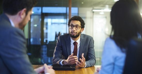 6 موضوعات لا يجب التحدث عنها عند مقابلة أشخاص للمرة الأولى.. منها النميمة