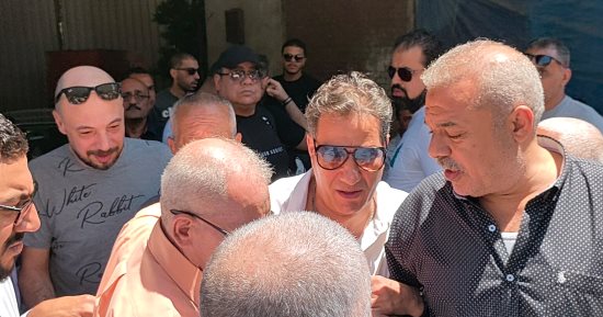 انهيار الفنان أحمد شيبة فى جنازة والدته بالإسكندرية.. صور