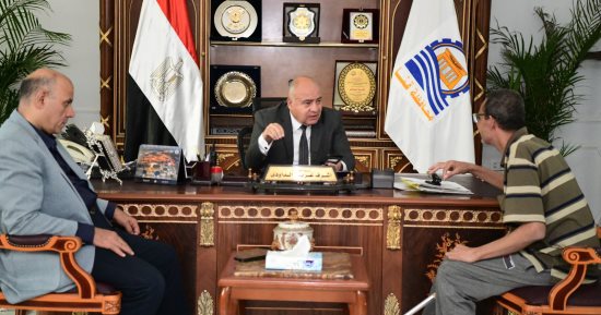 محافظ قنا يستقبل 78 مواطنا ويوجه بتقديم الدعم للحالات الأولى بالرعاية