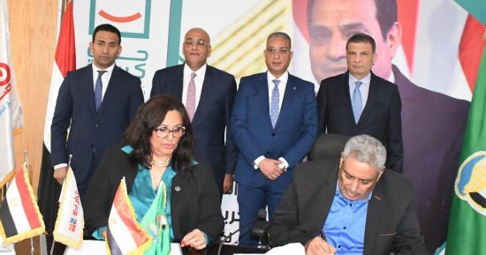 محافظ الفيوم ورئيسا جهاز تنمية المشروعات والبنك الزراعي يشهدون توقيع عقود 
