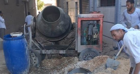 عمال "حياة كريمة" بالأقصر يتحدون حرارة الجو لإنجاز مشروعات المبادرة.. إنهاء 13 مجمعًا خدميًا بقرى إسنا وأرمنت.. والصرف الصحى يدخل أكثر من 300 نجع وعزبة.. والمحافظ: المشروعات تخدم أكثر من 600 ألف مواطن.. صور