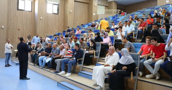 رئيس جامعة المنصورة الجديدة يلتقى أولياء الأمور لبحث استعدادات العام الدراسي