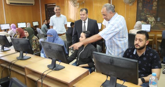 رئيس جامعة جنوب الوادى يتفقد اختبارات الدورة 120 بمركز التحول الرقمى