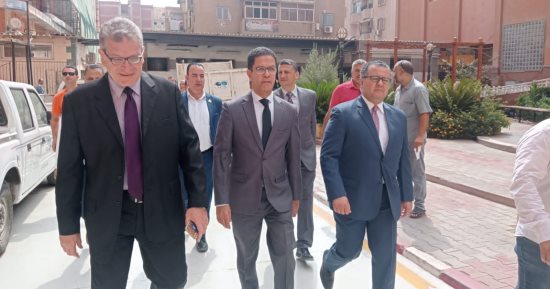 القائم بعمل رئيس جامعة بنها يتفقد أعمال التجديد بمبنى الجراحة بالمستشفى الجامعى