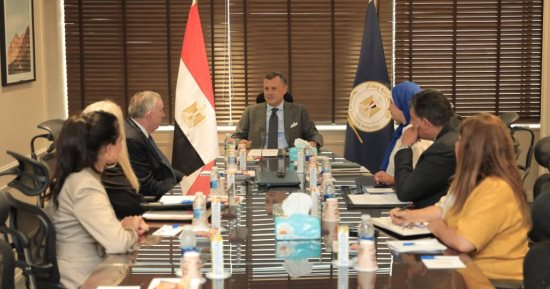 وزير السياحة والآثار يلتقى الرئيس الشرفى لمركز جون كينيدى للفنون المسرحية