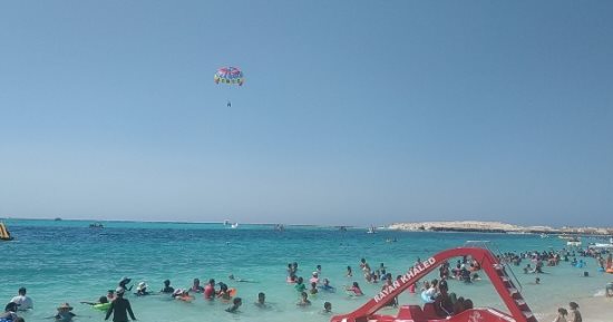 طقس معتدل على مطروح والحرارة تسجل 26 درجة صباحا وإقبال على شواطئ.. صور