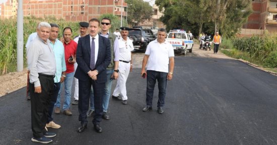 محافظ المنوفية يتفقد أعمال الرصف بمحور ميت خاقان الجديد