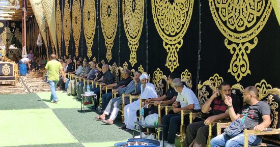 توافد المعزين استعدادا لتشييع جثمان والدة الفنان أحمد شيبة بالإسكندرية