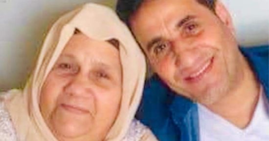 أحمد شيبة ينعى والدته الراحلة بصورة تجمعهما: مع السلامة يا أمى