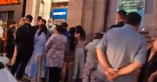 خطأ فنى يسبب فوضى فى تحويل وسحب الأموال ببنك أيرلندا.. فيديو