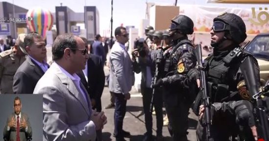 الرئيس السيسى لأفراد ارتكاز أمنى بمطروح: "بتنزلوا إجازات كل قد إيه؟"