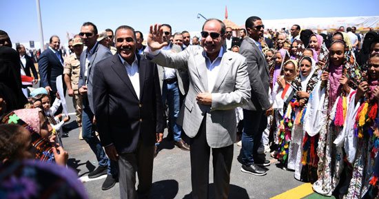 الرئيس السيسى من مطروح: التنمية تحتاج إلى سنوات طويلة وإحنا ماشيين لقدام قوى.. لا يوجد شهادة وفاة لأى حاجة فى مصر طول ما إحنا مع بعضنا.. وأى مدينة ننفذها على امتداد الساحل تضم مدارس ومناطق صناعية