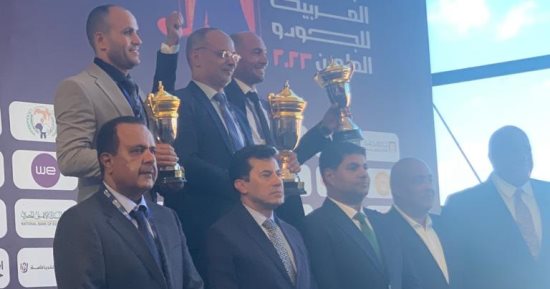 وزير الرياضة يسلم الرحاب كأس البطولة العربية للجودو بالعلمين 
