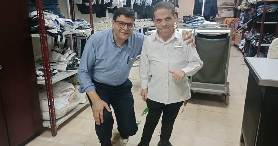 فندق سياحى بالغردقة يستعين بقصار القامة.. بدأ العمل بالتدريب وتوفير السكن والغذاء وبدلات الانتقال لدمجهم فى سوق العمل السياحى.. تحديد ساعات عمل أقل من الطبيعى.. ومطالبات بتعميم التجربة.. صور
