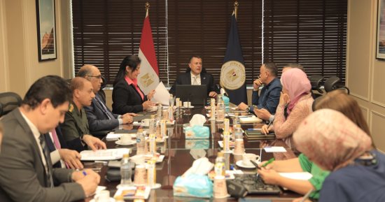 وزير السياحة والآثار يبحث استعدادات الموسم السياحي الشتوي الجديد