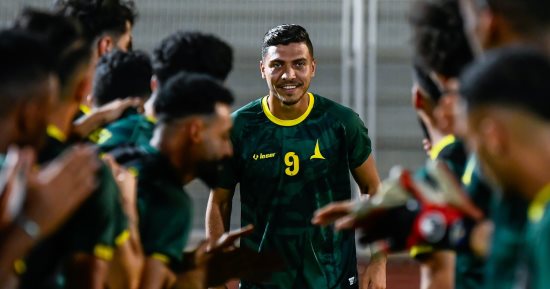 محمد شريف يرتدى رقم 9 مع الخليج واستقبال حافل من زملائه فى أول مران.. صور