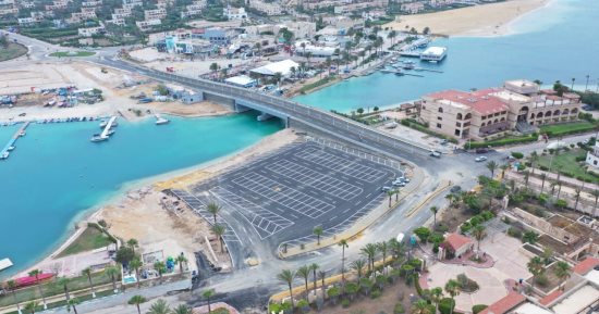 معاون وزير الإسكان يتفقد مشروعات التطوير الجارى تنفيذها بمركز مارينا العلمين السياحى