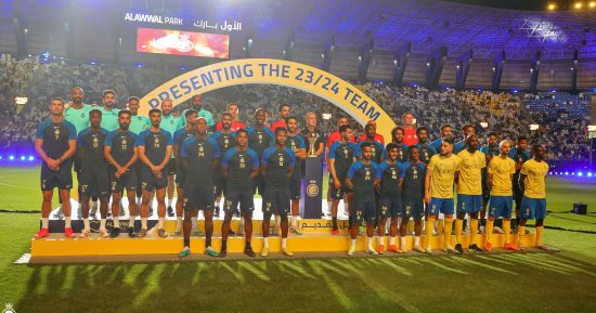 النصر السعودى يحتفل بالنجوم الجدد وأول كأس وسط جماهيره.. صور