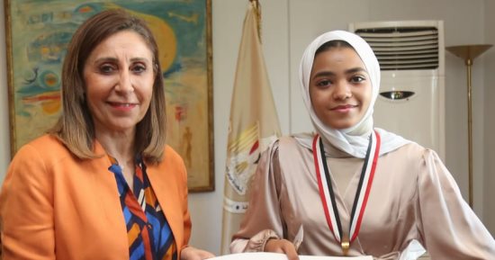 وزيرة الثقافة تكرم الطفلة "حبيبة" الفائزة بجائزة "إيفاك اليابانية العالمية"‏