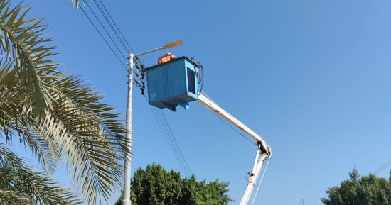 حياة كريمة بالأقصر.. إسنا تستبدل أعمدة الإنارة المتهالكة بالقرى 