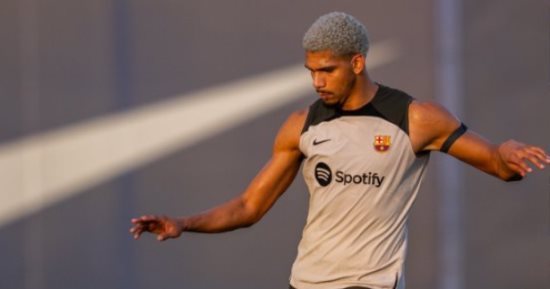 برشلونة يعلن تشخيص إصابة مدافعه أراوخو دون تحديد مدة غيابه
