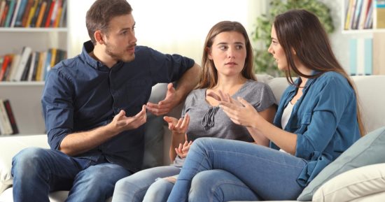 لو جوزك وحيد إخواته البنات وعاملين معاكى مشاكل.. نصائح لعيش حياة هادئة 