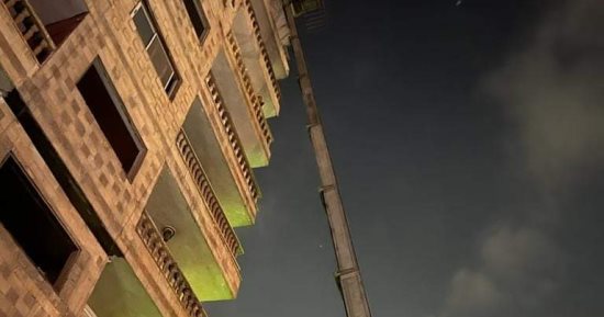 إخلاء عقار مائل بحى مصر القديمة تمهيدا لإزالته.. صور