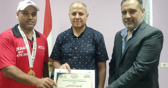 وكيل تعليم كفر الشيخ يكرم أيمن الزناتى الفائز ببطولة تنس الطاولة البارالمبية 2023