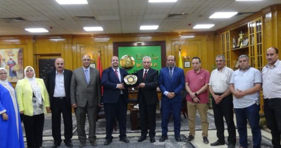 رئيس جامعة المنيا يبحث مع وفد التخطيط مشروعات التعليم والمستشفيات الجامعية