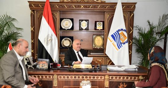 محافظ قنا يستقبل 65 مواطنا لبحث الطلبات والشكاوى