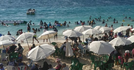 مطروح لا تنام صيفا.. بهجة المصيف وأجواء البحر تجذب الآلاف يوميا.. رواج سياحى وتجارى والشوارع تكتظ بالمصطافين.. وإقبال كبير على شراء المسليات والمنتجات والوجبات.. وقضاء السهرات فى التمشية على الكورنيش والكافيهات