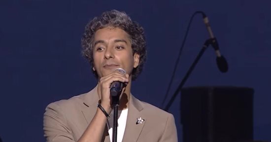 محمد محسن من حفله بالعلمين: سعيد جدًا لوجودى معاكم فى المهرجان.. فيديو