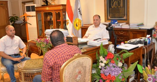 محافظ أسيوط يناقش نسب تنفيذ مشروعات الصرف الصحى ومياه الشرب بقرى حياة كريمة