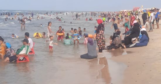 استمرار توافد المصطافين للاستمتاع بشواطئ مصيف بلطيم.. صور