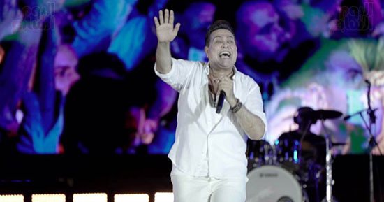 حكيم يتألق بباقة من أجمل أغنياته بمهرجان العلمين فى حفل كامل العدد.. ألبوم صور