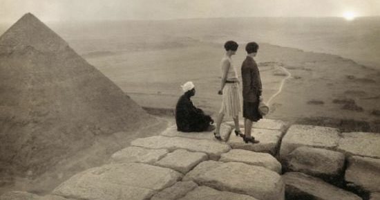 صورة لسائحتين ومرشد محلى من أعلى الهرم الأكبر سنة 1920