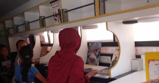 المكتبة المتنقلة تجوب قرى حياة كريمة في المنيا.. صور