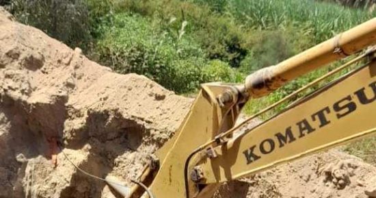 الزينية بالأقصر تجرى أعمال توصيل شبكات الصرف الصحى بجوار مرشح جاد الكريم.. صور