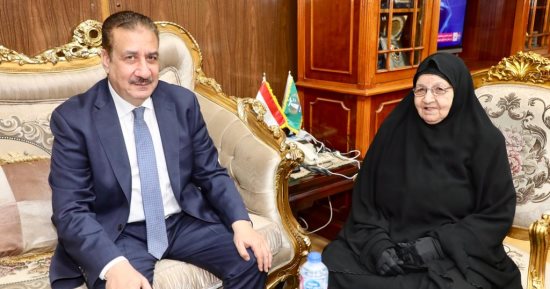 محافظ المنوفية يلتقى "الحاجة نفيسة" بعد تبرعها بأرض لإقامة مشروعات خدمية لأهالى قريتها