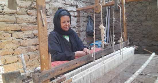 "منى" أقدم صانعة شال يدوى فى قنا توضح أسرار وأنواع خيوط "مهنة الستر".. صور