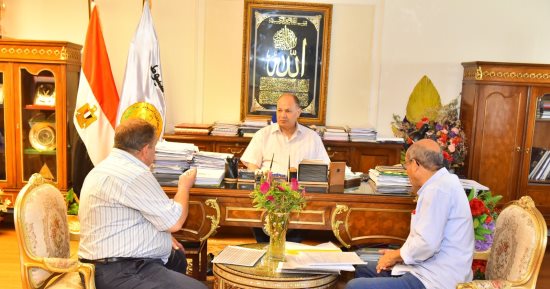 محافظ أسيوط يلتقى مدير الاستثمار لمناقشة ترفيق مجمع الصناعات الزراعية بالكوم الأحمر