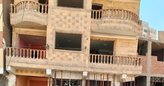 إزالة عقار مائل بكورنيش النيل فى مصر القديمة.. صور 